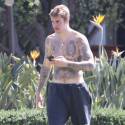 Justin Bieber Shows Off His Tatts On The Beach